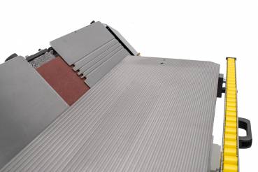 Neigbares Schleifaggregat und feingehobelte Tischplatte