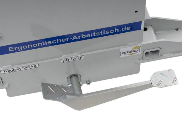 Mit dem querseitig angebrachten Fußpedal lässt sich die Arbeitshöhe ergonomisch anpassen