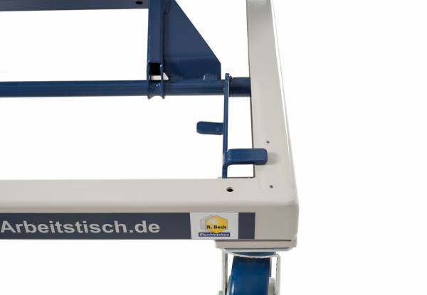 Die Sperrklinke sichert den Hubtisch bei Wartungsarbeiten mechanisch auf Normalhöhe