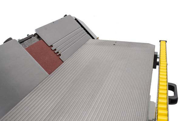 Neigbares Schleifaggregat und feingehobelte Tischplatte