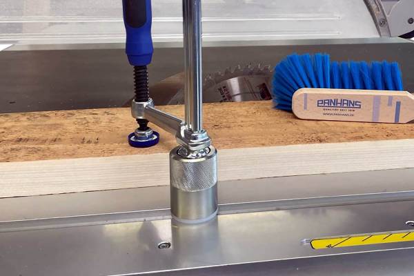 Verwendung der Zwinge mit T-Nut-Adapter auf dem Schiebeschlitten