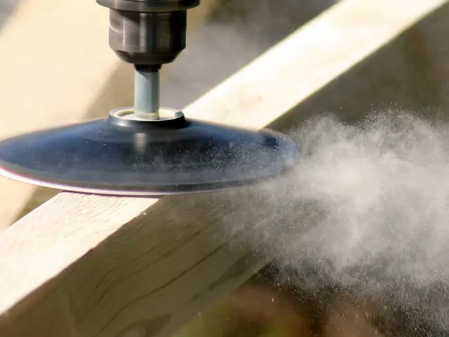 Staubbelastung beim Schleifen von Holz